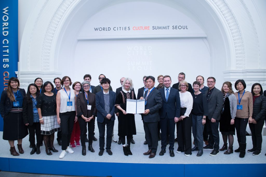 Group image of city delegates holding the Seoul Declaration at the World Cities Culture Summit 2017 in Seoul.